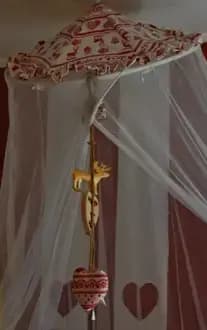 Dettaglio del velo sopra al letto matrimoniale