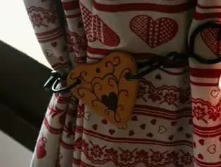 Dettaglio di un ferma-tenda a forma di cuore