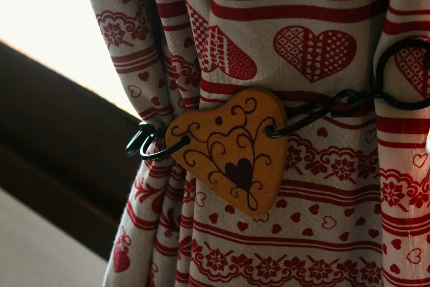 Dettaglio di un ferma-tenda a forma di cuore