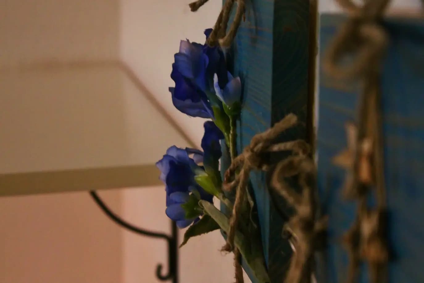 Dettaglio di decorazioni con fiori blu, sul muro della camera