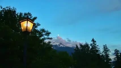 Un lampione con dietro una montagna