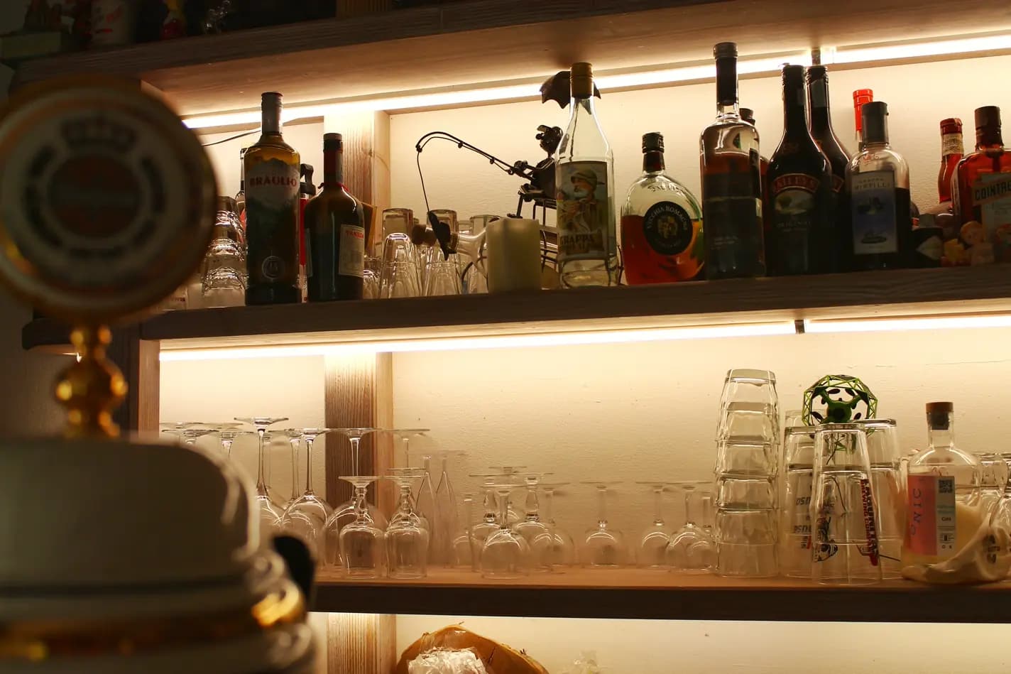 Dettaglio delle bottiglie del bar della reception